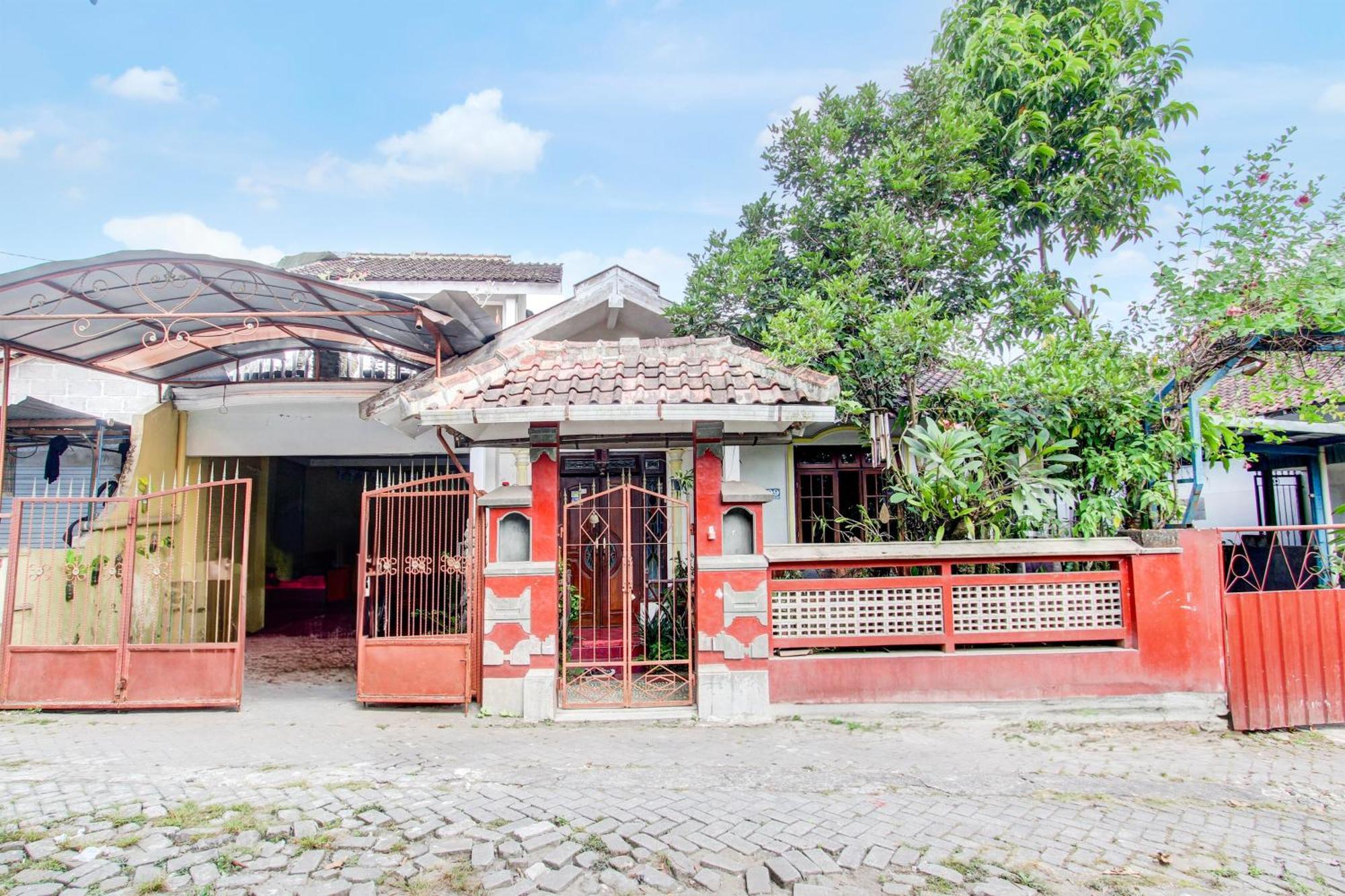 Oyo 94000 Omah Citra Genia Homestay Ngaglik Екстериор снимка