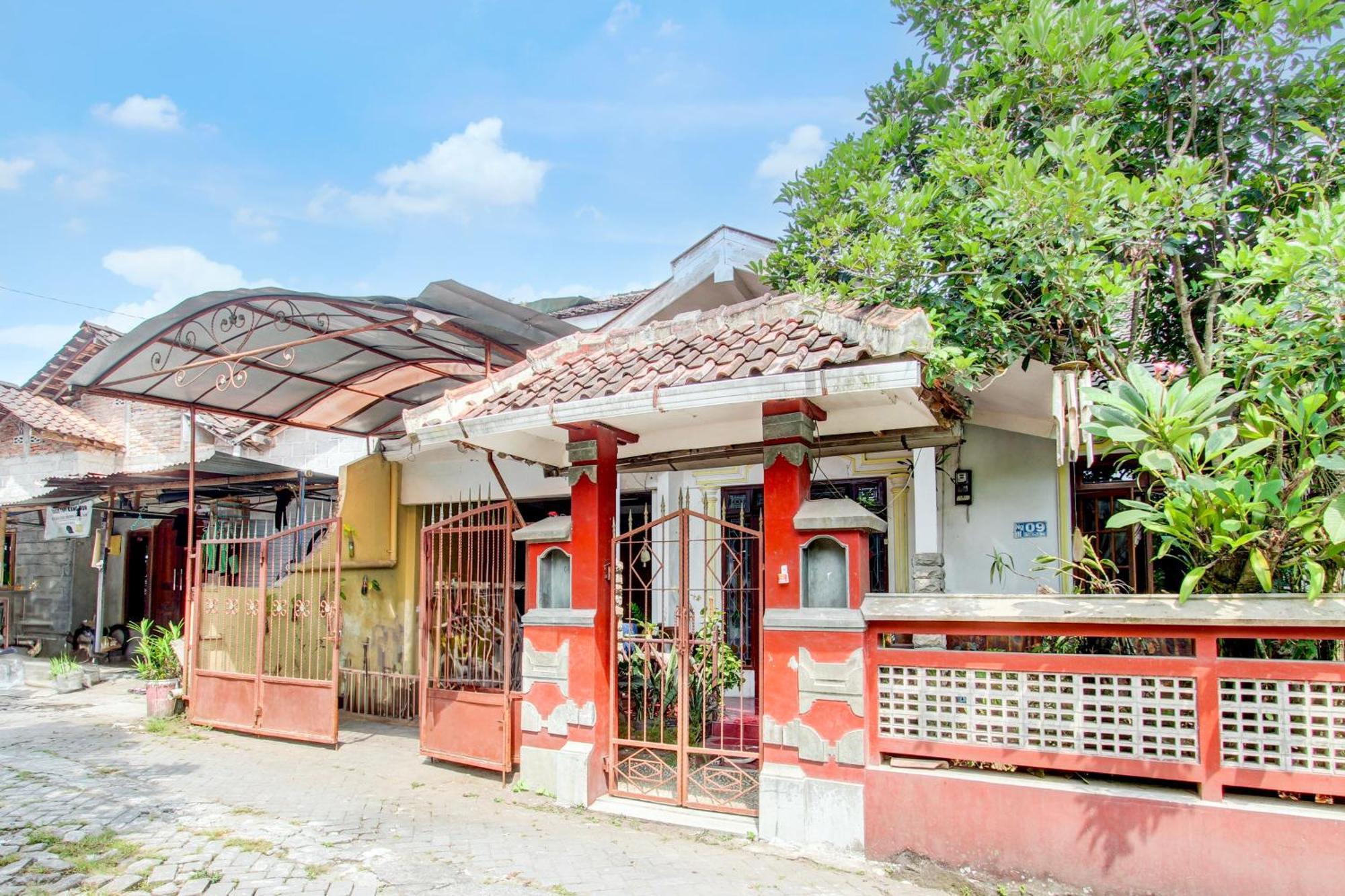 Oyo 94000 Omah Citra Genia Homestay Ngaglik Екстериор снимка
